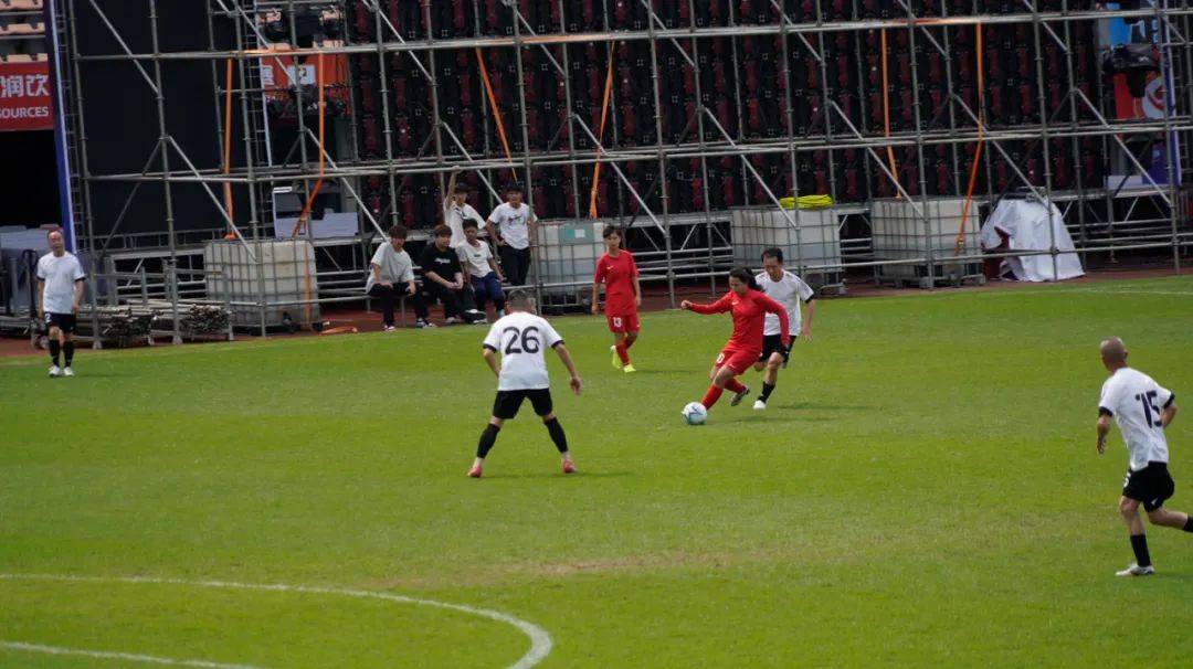 开云体育中国-球员在比赛中展现高超技艺，带领球队获胜