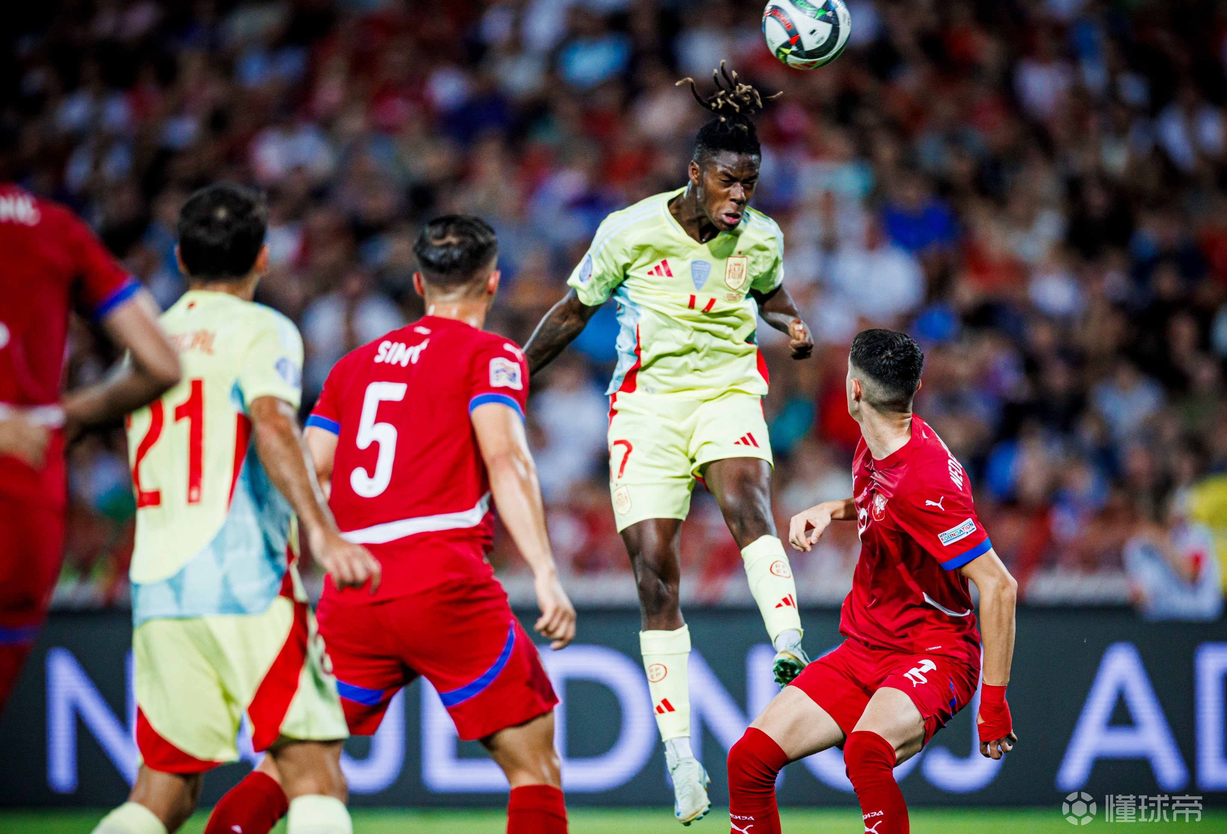 开云APP-西班牙队逆袭成功，希腊队遗憾失败