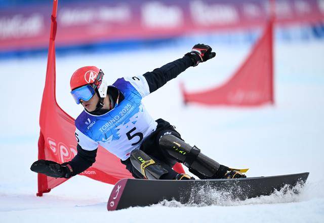 开云官网-加拿大滑雪选手实现突破，收获金牌