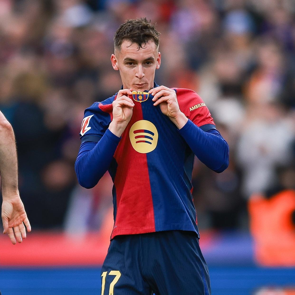 开云APP-足球比赛进入白热化，球员斗志昂扬赛出风采