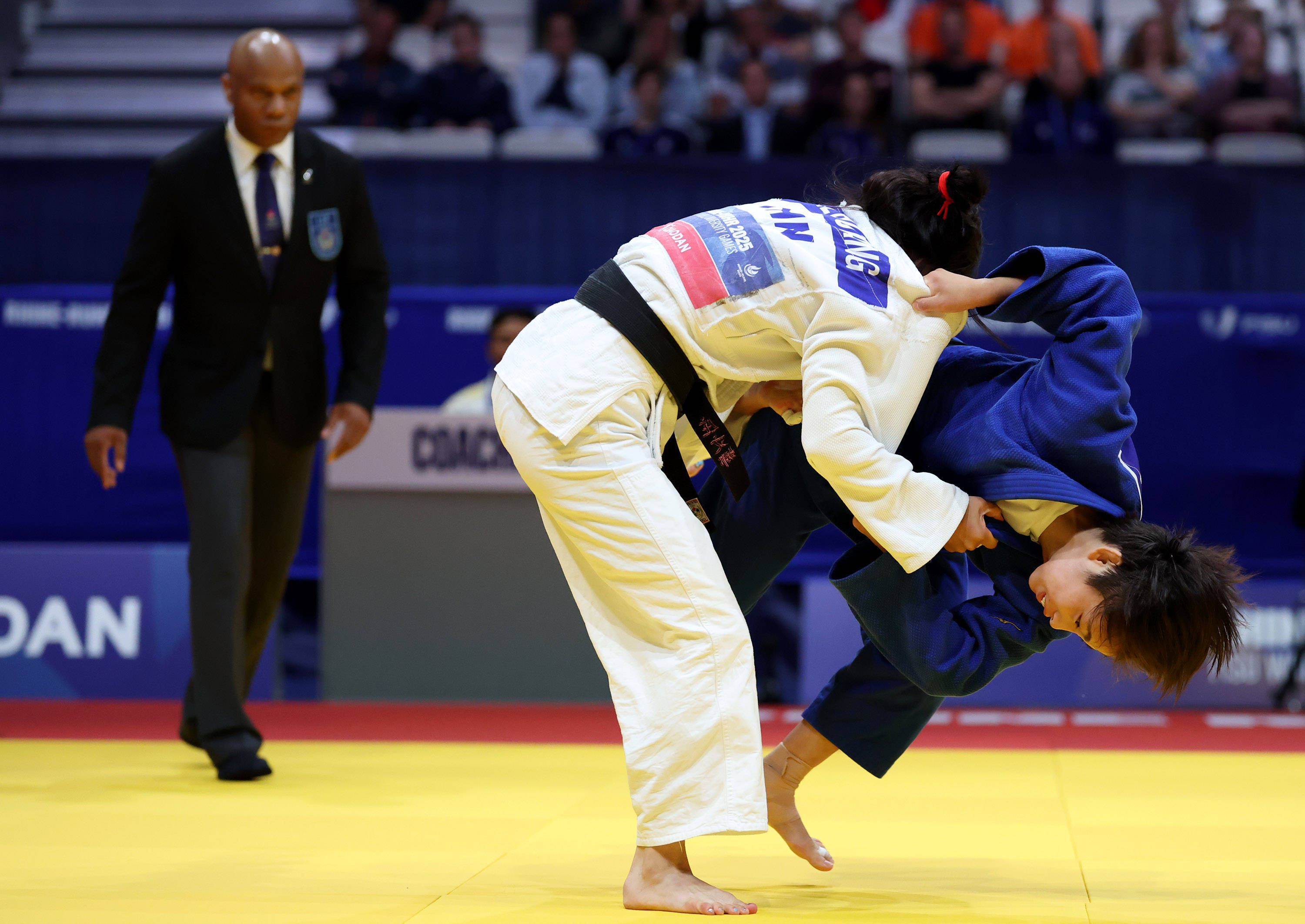 开云体育在线-柔道比赛中，日本选手夺得冠军