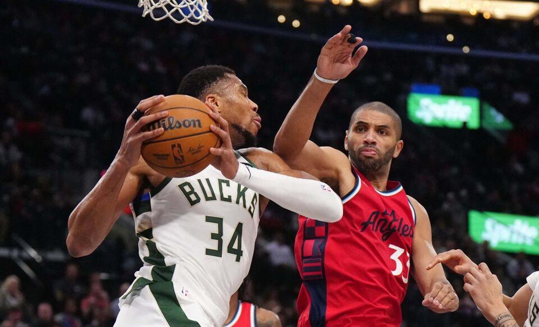 开云下载-雄鹿球员敬献球迷感恩，精神振奋备战新赛程