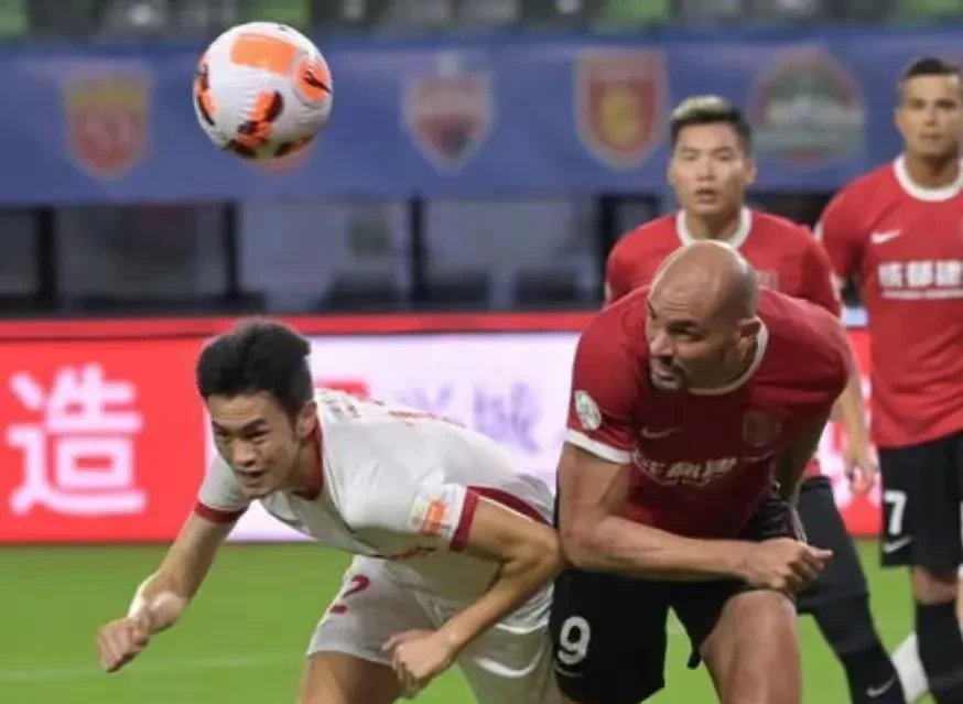 开云体育入口-球队间的较量引发无数球迷激情加油助威