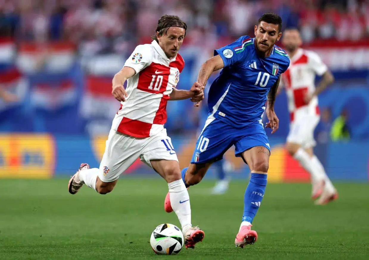 开云平台-意大利豪取胜利，小组出线锁定晋级16强！