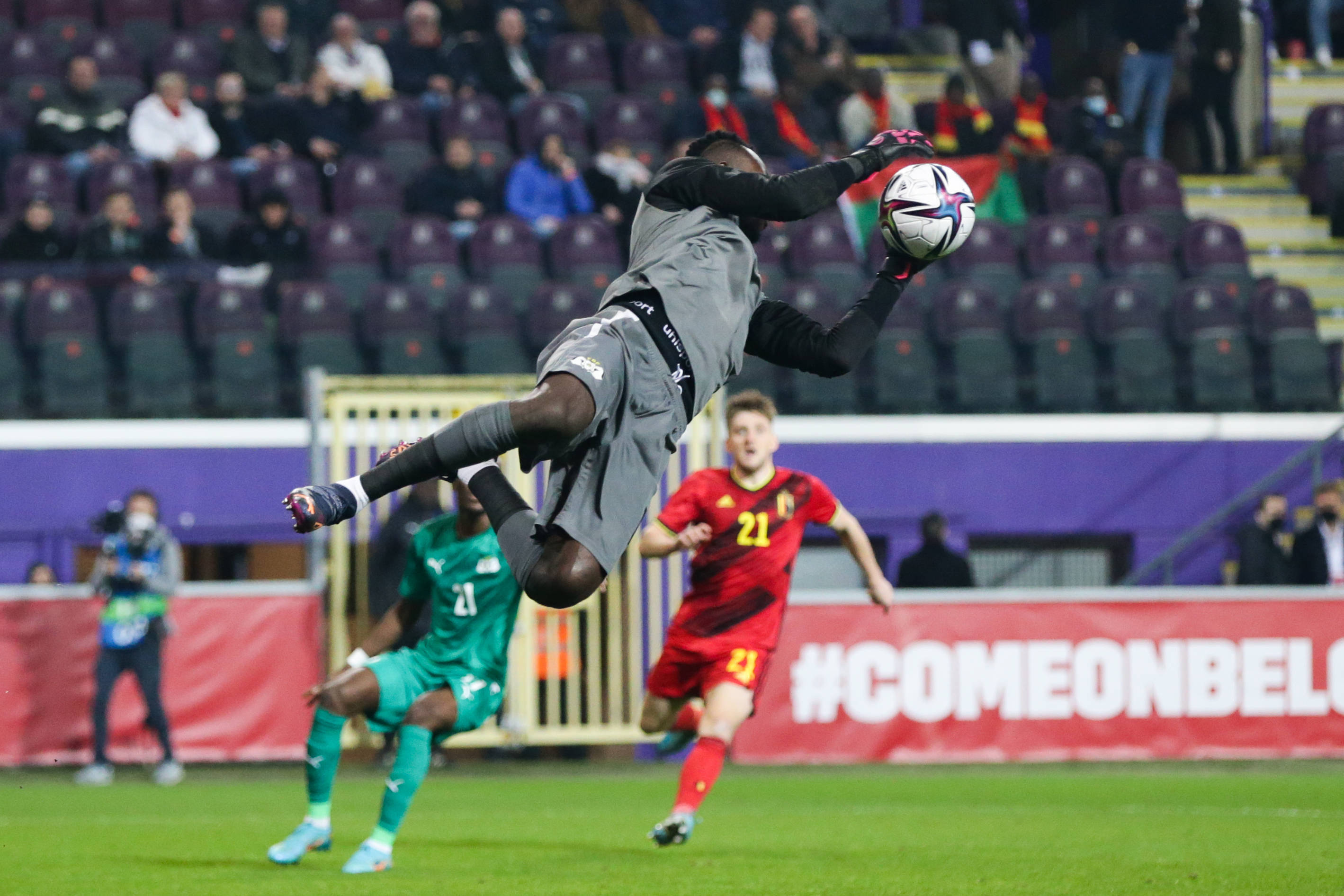 开云APP-布基纳法索队选手冲刺全新高度