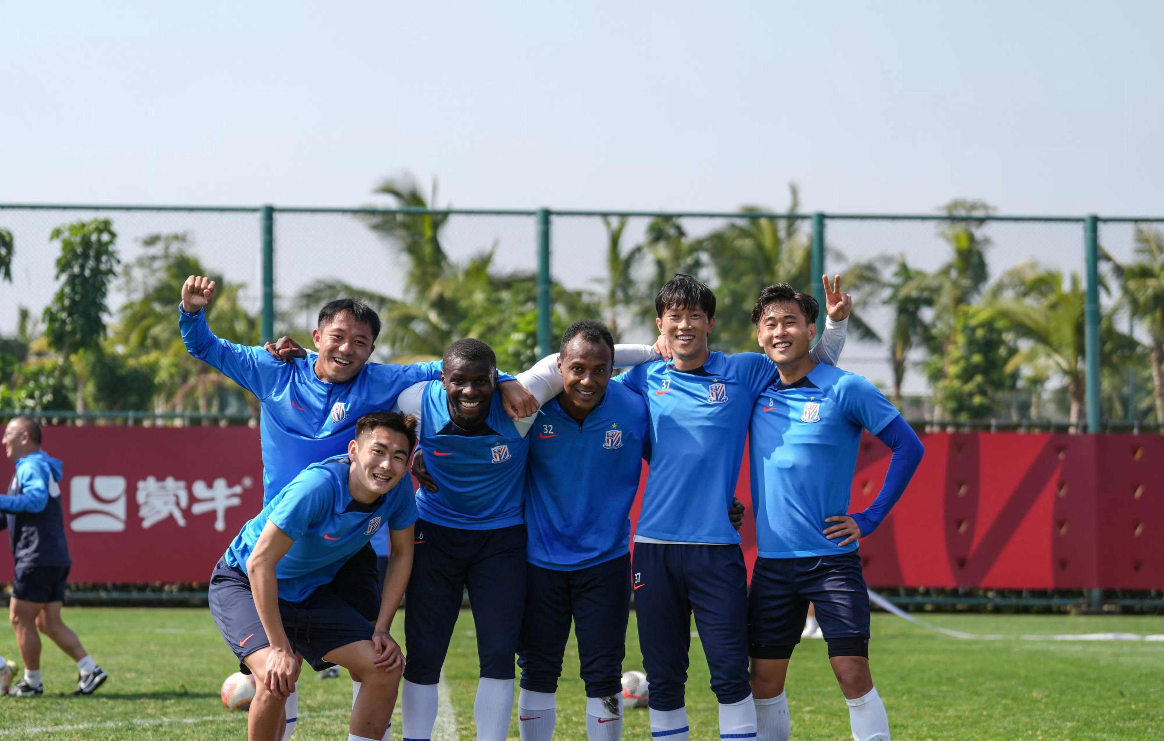 开云体育在线-上海申花豪取客场三分，追赶领头羊