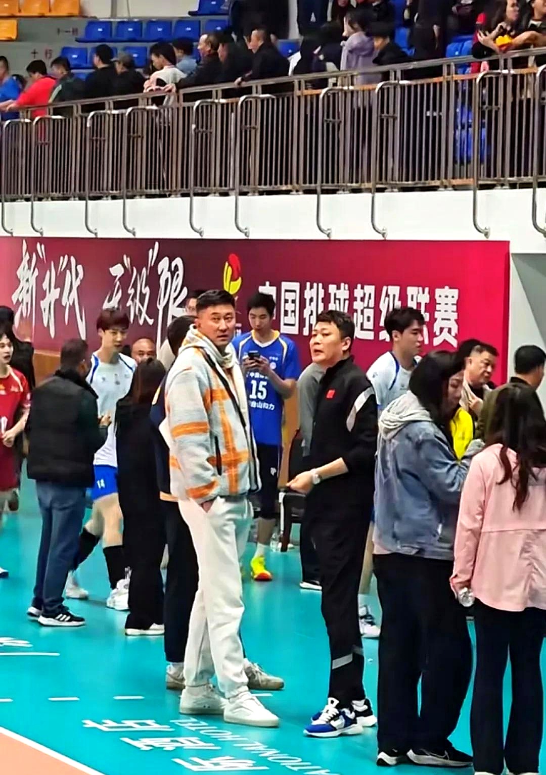 开云APP-排球比赛场上气氛热烈球迷热情支持