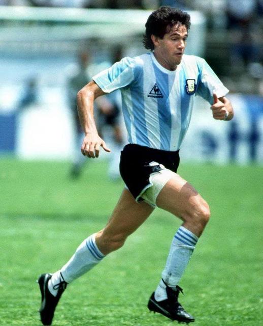 开云体育官网-谁将荣登足球之巅，悬念揭晓即将呈现