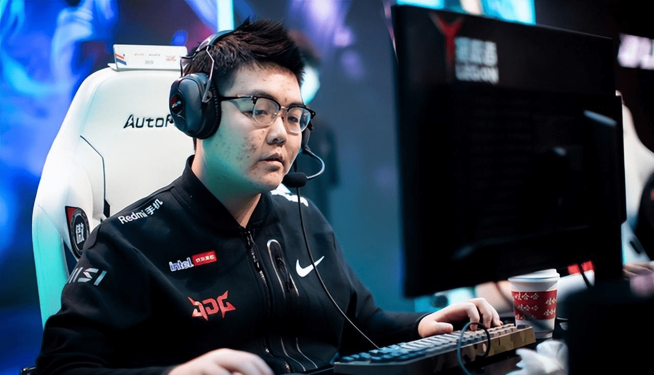 开云体育官方网站-EG碾压FLY，Jankos开启传奇时刻焦点之战半决赛，留下经典瞬间