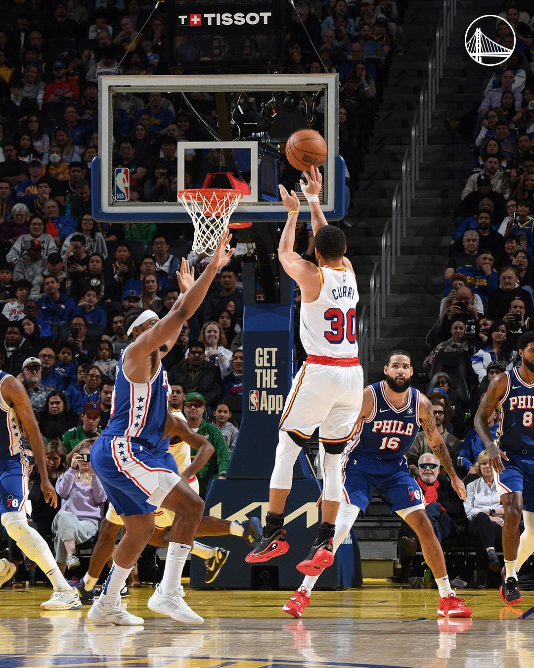 开云体育在线-关于勇士主场胜猛龙，库里砍下30+得分的信息