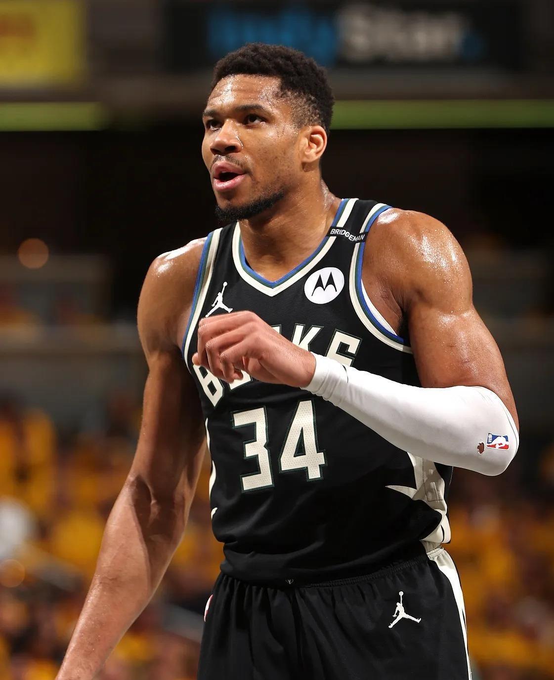 开云体育APP下载-雄鹿屠杀骑士，字母哥攻防俱佳表现全面